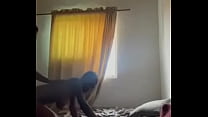 Белокурая тетка заниматься сексом с загорелой худышкой в спальне